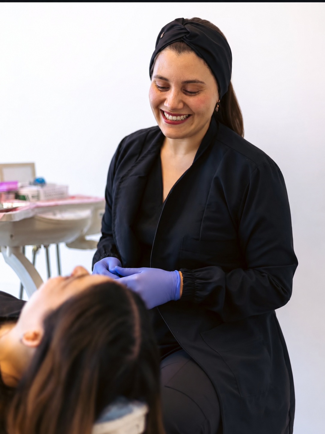 Dra. Andrea Miranda Smith atendiendo en Luxe Dental Care